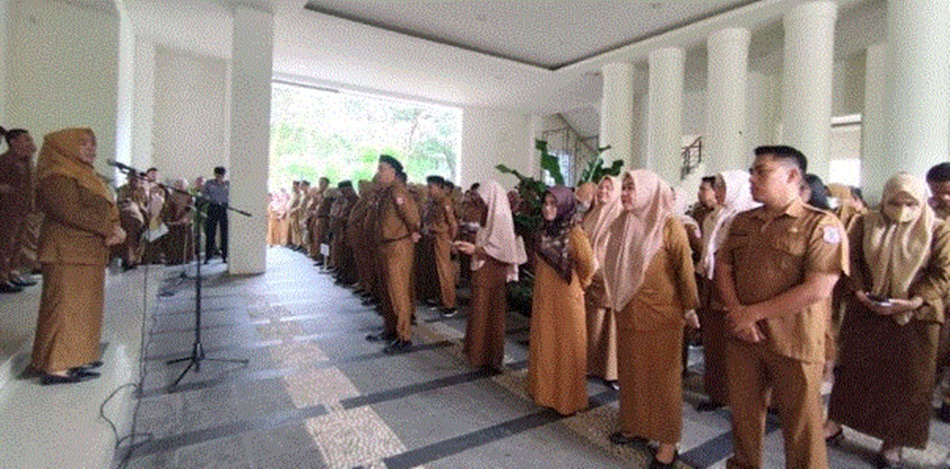 Asisten III Marni Nisabu saat menyampaikan instruksi Bupati Merlan Uloli yang mengimbau seluruh ASN untuk membantu korban banjir bandang dan longsor,   .(F.AKP)