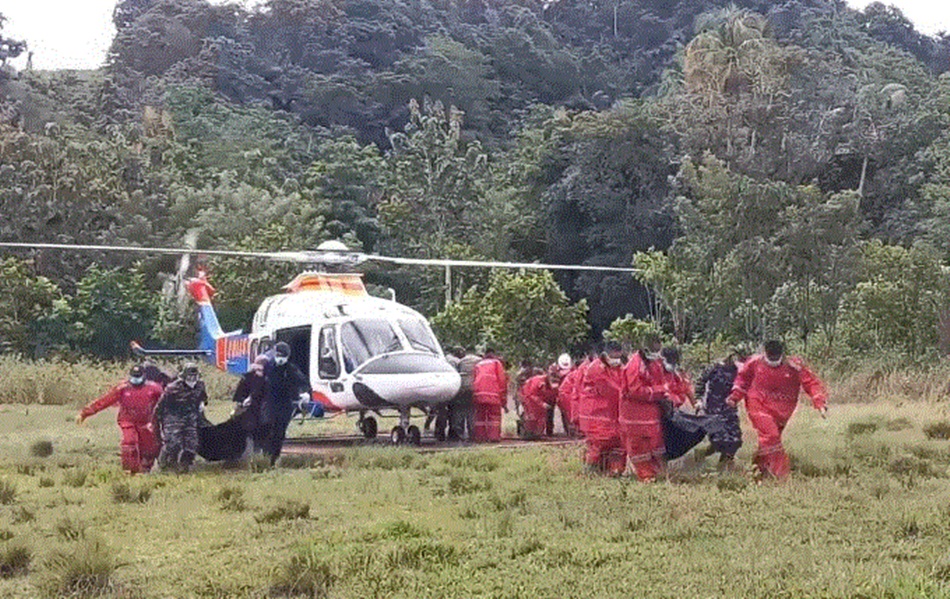 Anggota Polda Gorontalo saat mengevakuasi jenazah korban longsor di Desa Tulabolo, Kecamatan Suwawa Timur, Kabupaten Bone Bolango. (Foto: Ist).