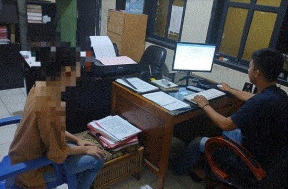 Tersangka saat menjalani proses pemeriksaan di Polresta Gorontalo Kota atas kasus  dugaan penipuan dan penggelapan. (Foto Polsek Dungingi).