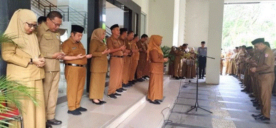 Jajaran ASN  Bone Bolango menyampaikan turut berduka cita  atas terjadinya musibah longsor di areal pertambangan emas di Desa Tulabolo Timur, Kecamatan Suwawa Timur, pada apel kerja. (F.AKP)