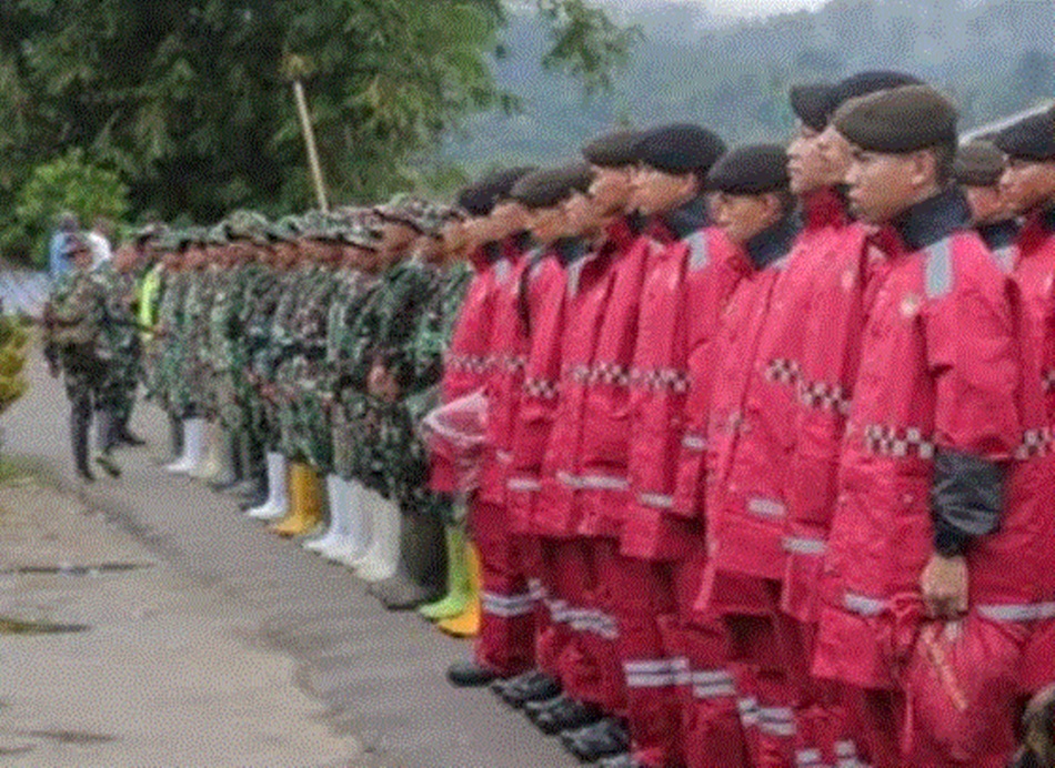 sebanyak 230 petugas Tim gabungan TNI Polri dan kantor pencarian dan  pertolongan Gorontalo maupun BPBD sudah kerahkan ke lokasi longsor tambang suwawa (F:ist)