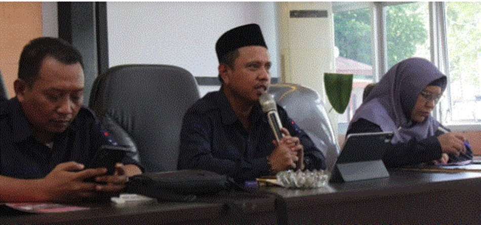 Ketua KPU Firman Ikhwan didampingi anggota Iskandar Ibrahim, Iwan Dolongseda dan Dian Pakaya saat rapat pleno (F:Humas).