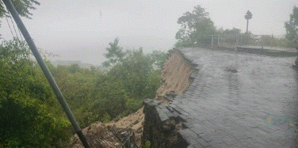Kondisi longsor yang terjadi di Kawasan benteng Otanaha Kota Gorontalo (F:istimewa)
