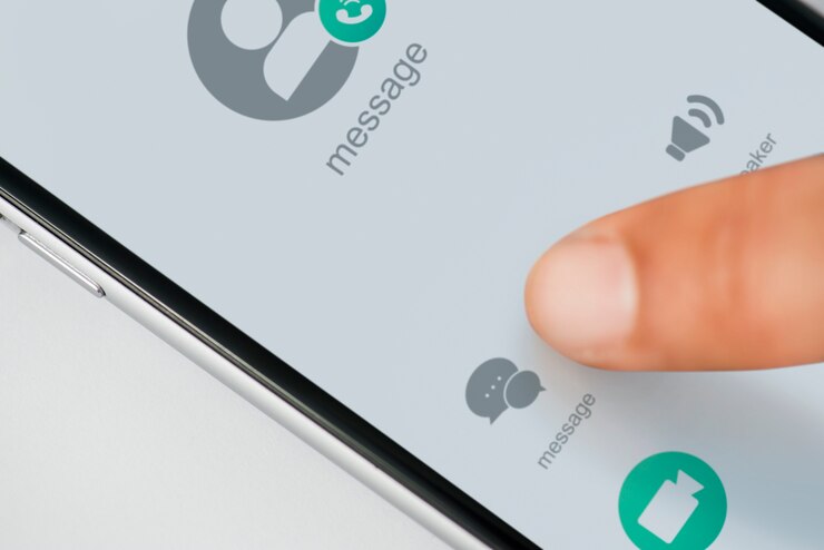 Ilustrasi - Perempuan yang tidak memasang foto profil di WhatsApp