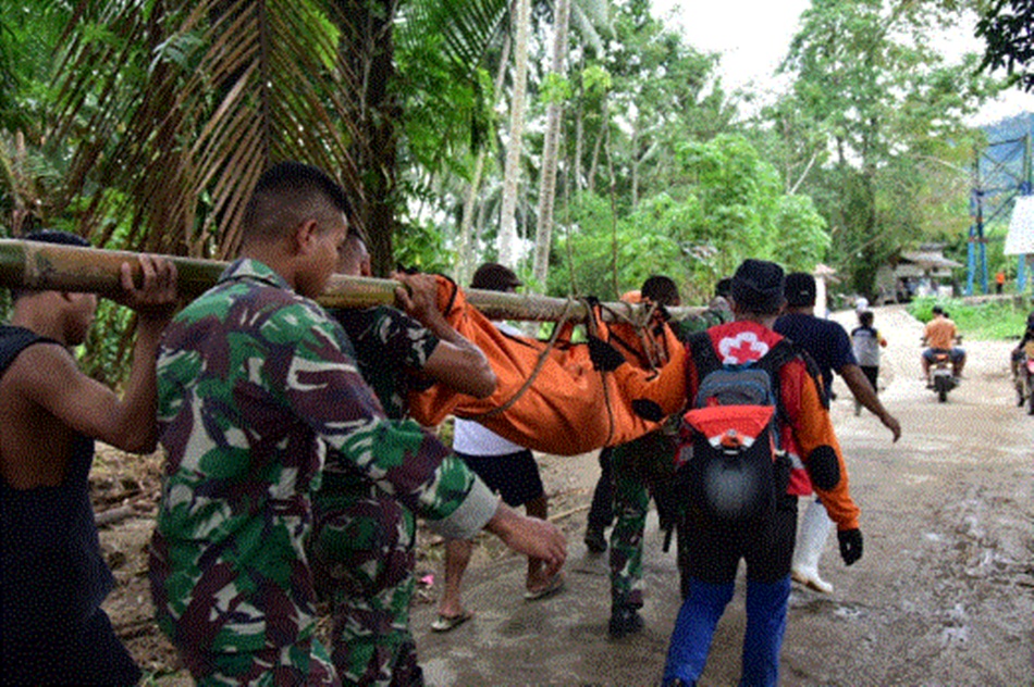 Proses evakuasi jenazah korban longsor di Desa Tulabolo, Kecamatan Suwawa Timur,   Kabupaten Bone Bolango, Rabu (10/7/2024). (Foto: Mila-Kominfotik)