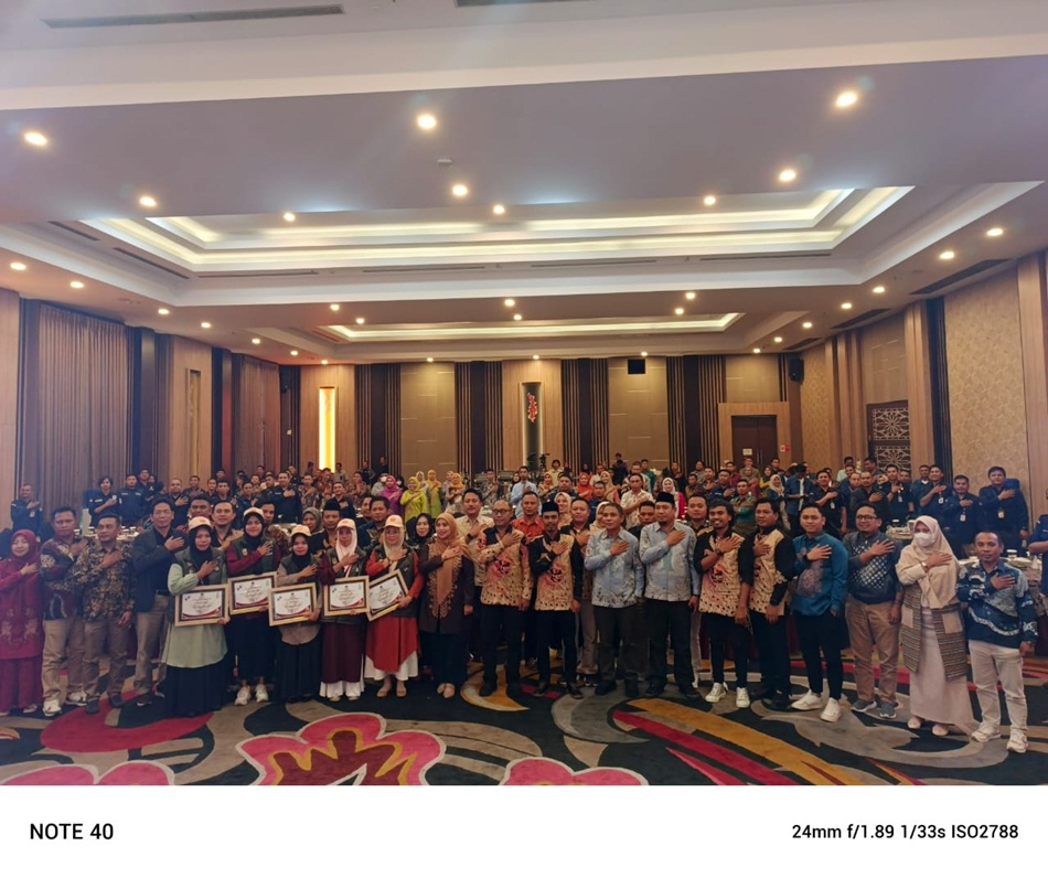 Betty Epsilon Idroos saat menghadiri Rapat Evaluasi Pencocokan dan Penelitian (Coklit)   Tahap I Pilkada Serentak Tahun 2024 di Provinsi Gorontalo di Hotel Aston Kota  Gorontalo. (F:humas KPU)
