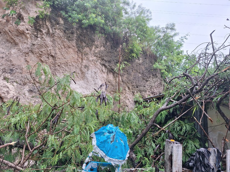 longsor yang berada di kelurahan tenilo, Kec KotaBarat Kota gorontalo (F:istimewa)