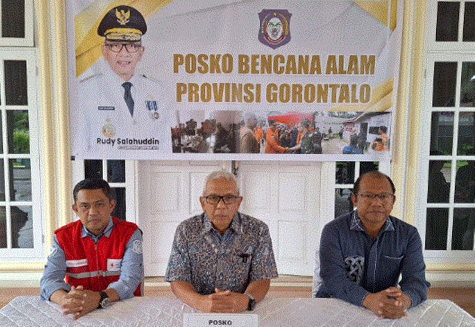 Penjabat Gubernur Gorontalo, Rudy Salahuddin didampingi Sekda saat menetapkan status tanggap darurat banjir. (Foto: Diskominfotik)