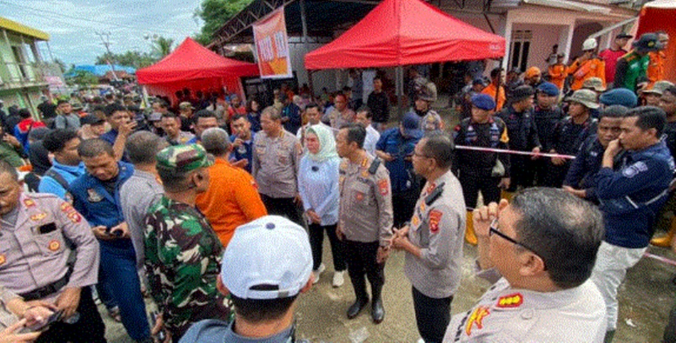 Bupati Merlan Uloli saat meninjau langsung Posko longsor tambang Suwawa.(F:humas)