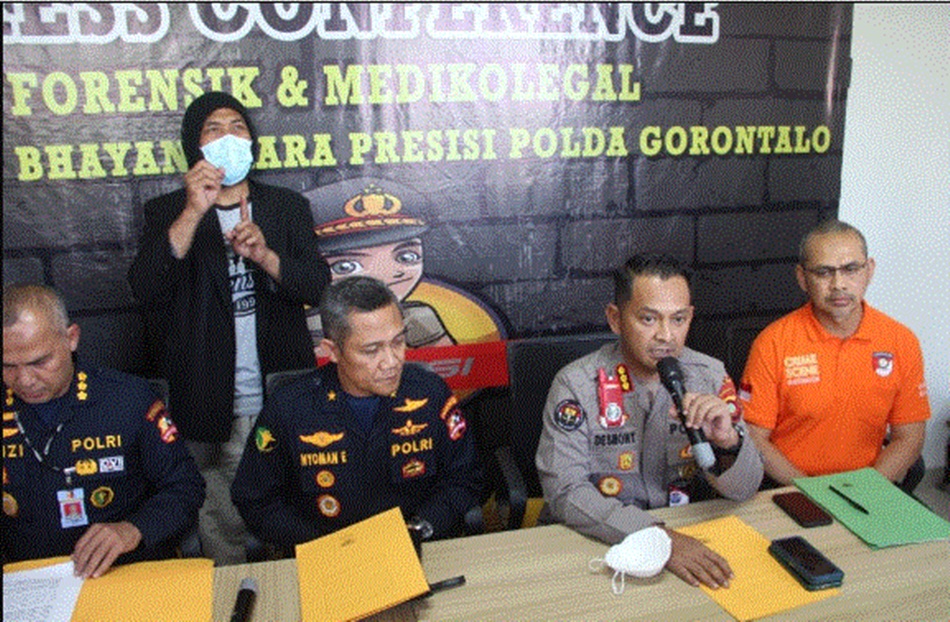 Konferensi pers Tim DVI dan Inafis  Pusdokkes Polri dan Polda Gorontalo  Identifikasi dua  Korban Longsor Tambang Emas Suwawa Timur. (F:hms-Pol)