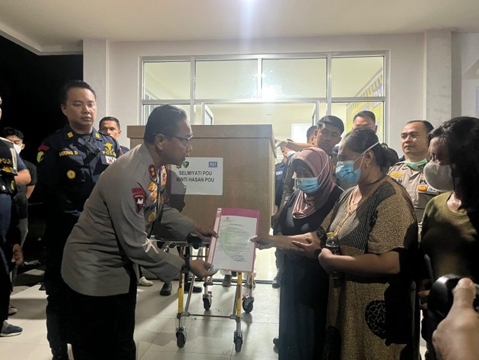 Kapolda Gorontalo Serahkan Jenazah Korban Longsor Tambang Emas kepada Keluarga berlangsung di di Rumah Sakit Bhayangkara Gorontalo. (F:Humas)