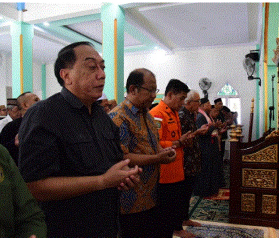 Pj. Gubernur Gorontalo, Rudy Salahuddin bersama pimpinan OPD melaksanakan salat Lidaf&rsquo;ill Bala di masjid Darul Ikhlas, Suwawa Bone Bolango  (Foto: Ryan-Kominfotik)