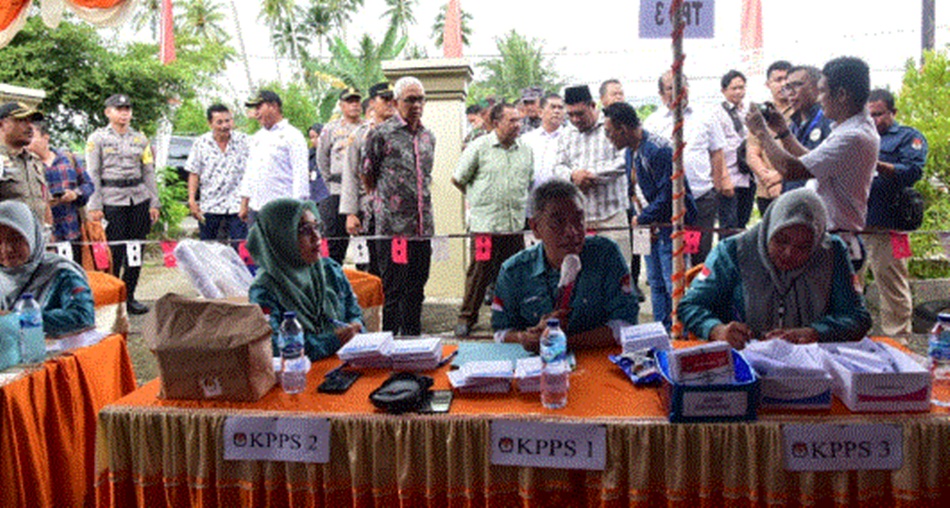 Pj. Gubernur Gorontalo Rudy Salahuddin meninjau pelaksanaan Pemungutan Suara Ulang di TPS 3 Molombulahe Kecamatan Paguyaman, dan  TPS 01 Desa Limbato, Tilamuta. (Foto &ndash; Nova Diskominfotik)
