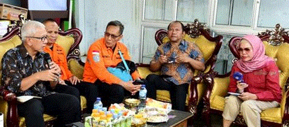 Bupati Bone Bolango, Merlan Uloli, menjelaskan masa tanggap darurat pencarian   korban longsor yang berakhir dalam rapat Forkopimda di Posko SAR di Desa   Tulabolo, Kecamatan Suwawa Timur. (Foto : Ria