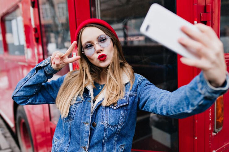Ilustrasi - Orang yang suka selfie