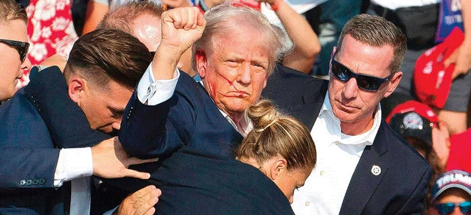 Donald Trump saat kampanye Pilpres di Pennsylvania dan dengan wajah berdarah(REBECCA DROKE/AFP)