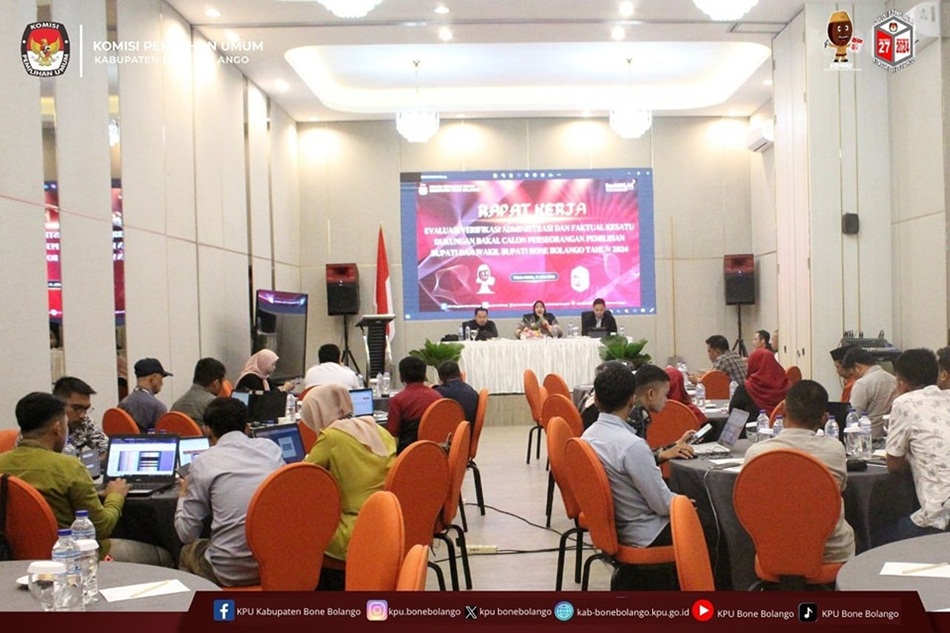 apat Pleno Terbuka digelar KPU Bone Bolango terkait Rekapitulasi Verfak Kesatu   Dukungan Bapaslon Perseorangan Pilkada Bone Bolango tahun 2024.(F: HMS kpu)