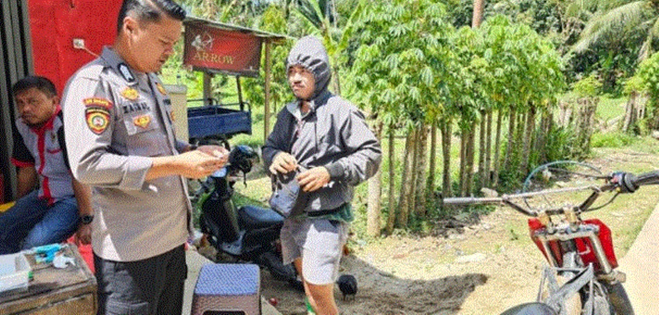 Larang warga beraktivitas di areal pertambangan Suwawa Timur, personel Polri lakukan   pemeriksaan ke warga di Posko Pengawasan di Desa Tulabolo Timur atau pintu  masuk areal pertambangan emas (F: Kmf
