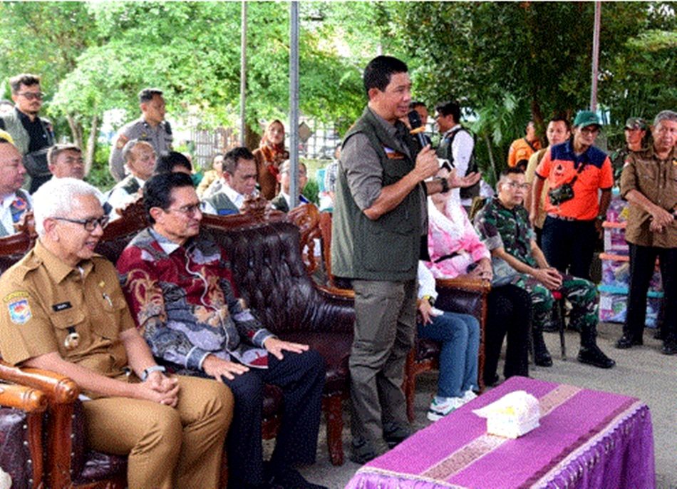 Kepala BNPB Letjen TNI Suharyanto memberikan sambutan saat meninjau posko   pengungsian korban banjir di Kecamatan Tilango, Kabupaten Gorontalo. (Foto : Haris)