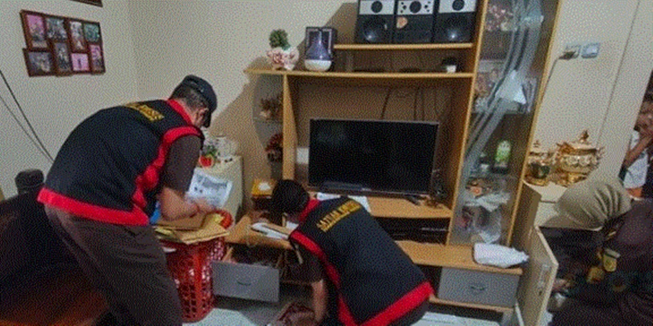Suasana saat Tim dari Kejati Gorontalo saat menggeledah rumah milik tersangka AA terkait kasus dugaan korupsi peningkatan eks jalan Panjaitan Kota Gorontalo.(Foto : Ist)