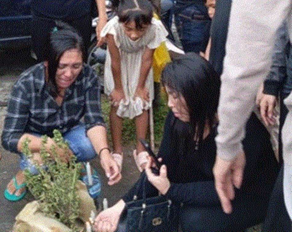 Keluarga korban penikaman di Jl. Tans Pohuwato menggelar ibadah di lokasi korban  menghembuskan napas terakhir.(F:ist).