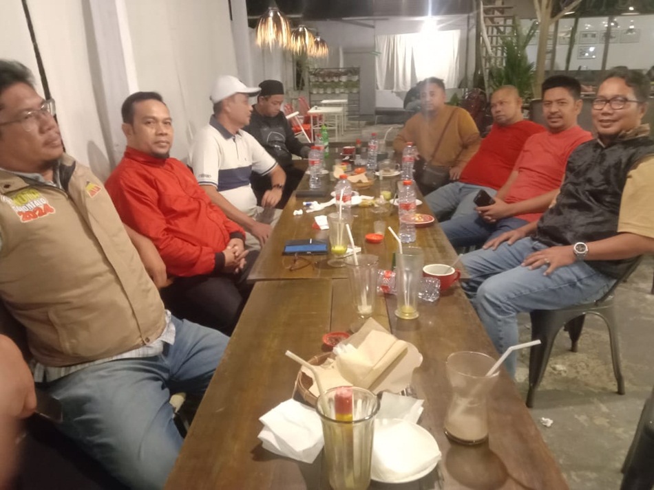 Pertemuan jajaran PDIP Kota Gorontalo saat melakukan komunikasi dengan sejumlah tokoh yang akan diusung PDIP di Pilwako Gorontalo.(F:Ist).