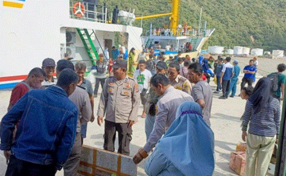 Personil Polsek Kawasan Pelabuhan Gorontalo saat mengamankan 75 Ekor Tikus dipelabuhan Gorontalo. (F:hms-pol).