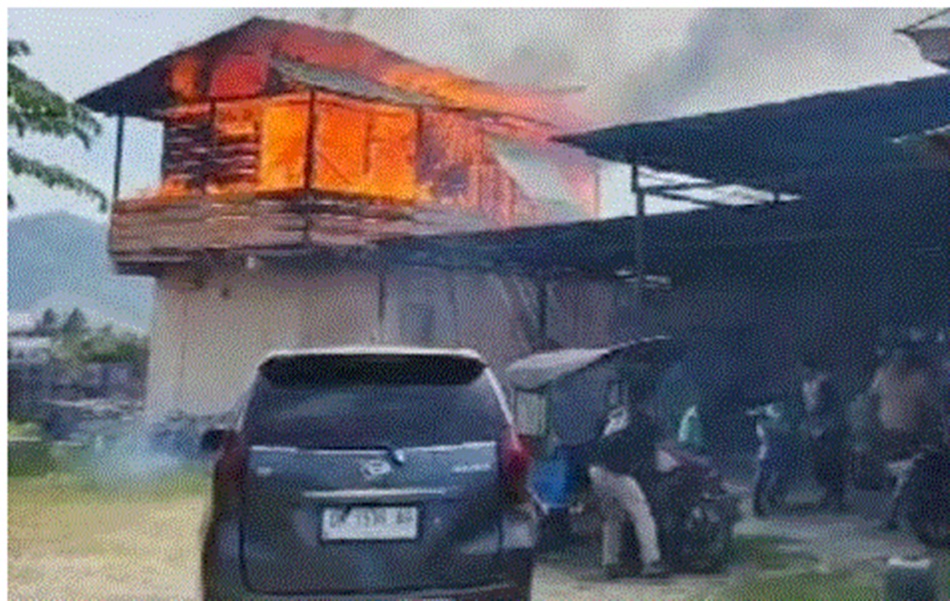 Suasana kebakaran yang melanda gudang di Jalan Taman Sari, Kota Gorontalo. (F:Ist).