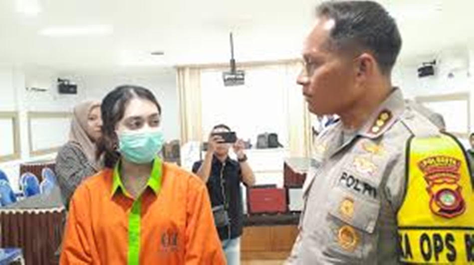 Oknum mahasiswi cantik bersama Kapolresta Gorontalo Kota Kombespol Dr. Ade Permana. (F:Istimewa)