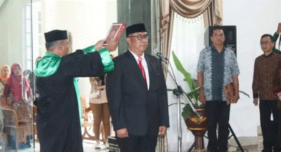 Aznan Nadjamudin resmi dilantik dan diambil sumpah menjadi Penjabat Sekretaris   Daerah Bone Bolango oleh Bupati Bone Bolango, Merlan S. Uloli, di Main Hall Kantor Bupati Bone Bolango. (F.Yudi)