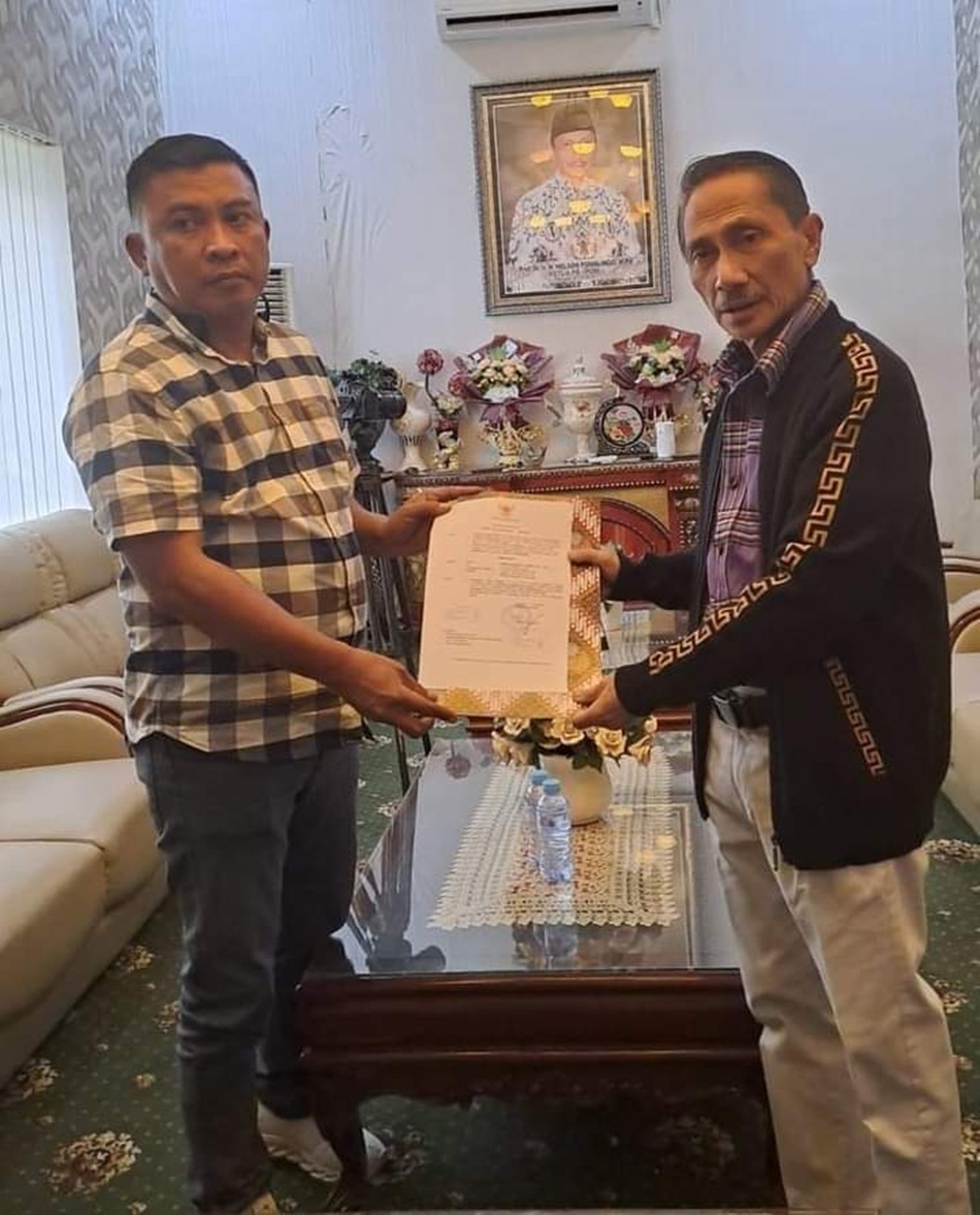 Asisten III Setda Kabupaten Gorontalo Haris Tome saat menerima SK dari Bupati Nelson  Pomalingo (F:humas)