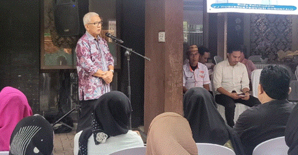 Pj Gubernur Gorontalo Rudy Salahuddin saat mengunjungi asrama mahasiwa di Gorontalo yang terletak di Jalan Sudirman 2 No. 12, Kecamatan Wenang. (Foto: Valen)