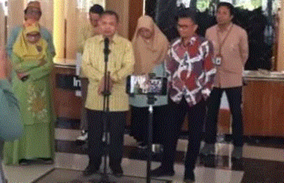 Rektor UMGo Prof. Abd. Kadim Masaong  bersama Warek I dan II menggelar konferensi pers.(F:ist)