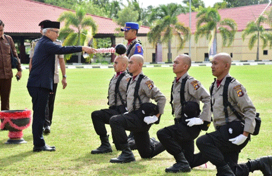 Pj Gubernur Gorontalo Rudy Salahuddin saat ikut hadiri upacara Pendidikan Bintara   Polri gelombang II tahun 2024 SPN Polda Gorontalo ( Foto &ndash; Nova)