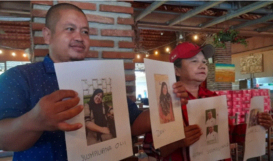 Kedua korban Junidar Nababan (baju merah) dan Yoshi Pranoto (kemeja biru),  memperlihatkan bukti  kepada wartawan saat menggelar konferensi pers (F:ist)