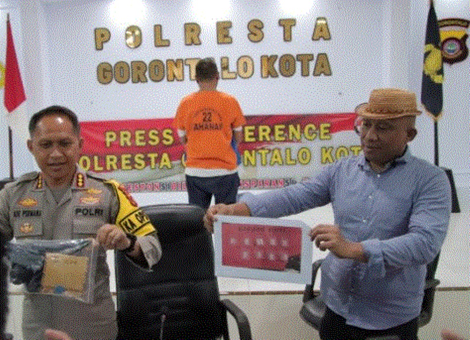 Mantan resividis saat diamakan Sat Narkoba Polresta Gorontalo. (F:hms-pol).