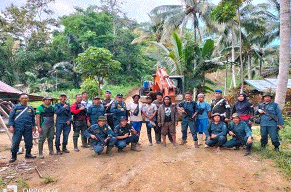 Tim Operasi Gabungan saat mengamankan sejumlah pelaku penambangan emas ilegal di Gorontalo. (Foto : Istimewa)