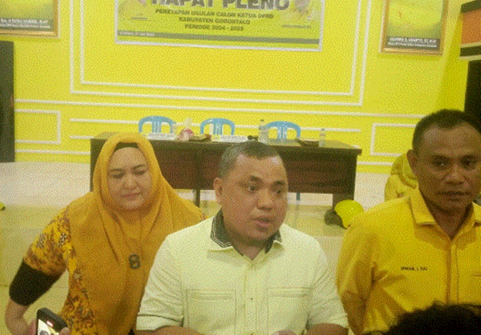 ketua DPD II Golkar Kabupaten Gorontalo Hendra Hemeto saat memberikan keterangan. (F:ist)
