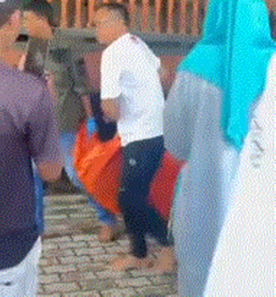 Suasana evakuasi mayat  di rumah adat Bantayo Pobi