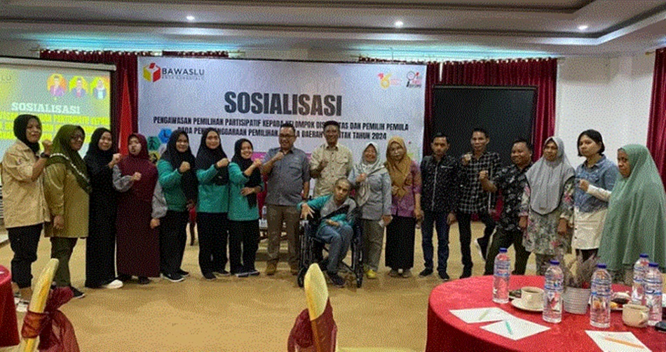 Ketua Bawaslu Kota Gorontalo Sukrin Saleh Taib, saat berfoto bersama peserta Sosialisasi Pengawasan Pemilihan Partisipatif Kepada Kelompok Disabilitas dan Pemilih Pemula di Hotel UTC .(F:humas)