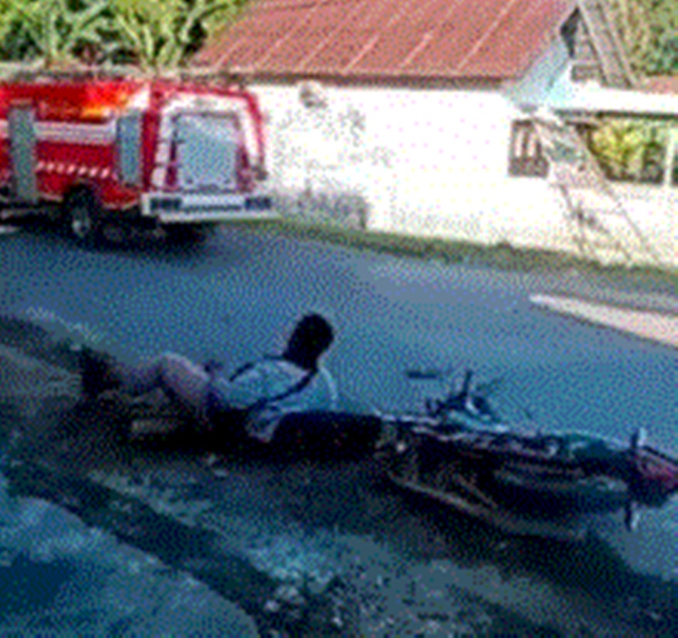 Tangkapan layar saat Mobil Damkar Bone Bolango menabrak motor polisi saat menuju lokasi kebakaran. (dok. istimewa)