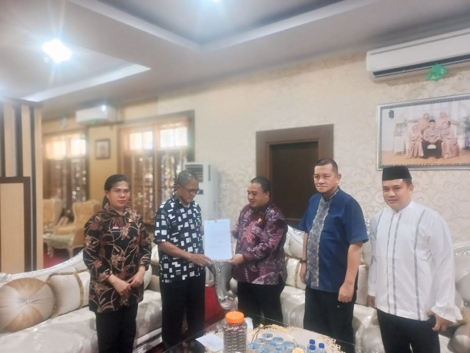 Pj Walikota Ismail Madjid didampingi Pj Sekda saat menyerahkan usulan SK   Pemberhentian dan Pengangkatan  anggota DPRD Kota Gorontalo yang diterima Karo   Pemerintahan   Reflyn  Buata. (F:ist)
