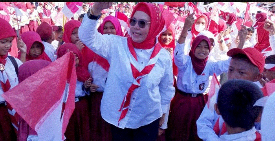 Bupati Merlan S. Uloli saat berada ditengah-tengah ribuan ASN dan siswa yang tumpah ruah memadati dan menyulap kawasan Center Point Bone Bolango. (F.AKP)