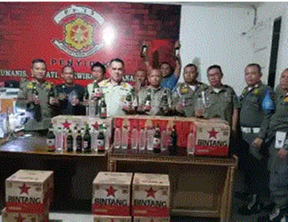 Ratusan botol miras yang diperjual belikan tanpa izin berhasil diamankan oleh Satpol PP Kota Gorontalo. (foto. Satpol)