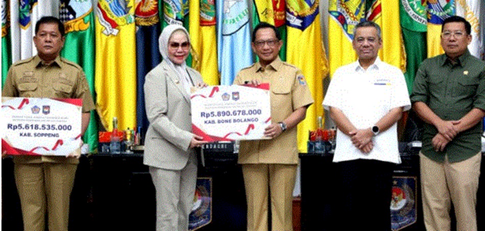 Bupati Bone Bolango, Merlan S. Uloli saat menerima penghargaan alokasi insentif fiskal   tahun anggaran 2024 sebesar Rp5,8 miliar lebih dari Kemenkeu yang diserahkan langsung Mendagri Tito Karniavan
