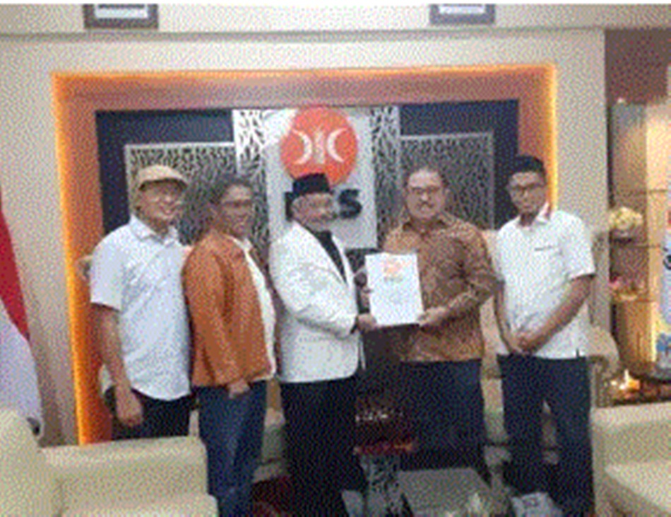Presiden PKS Akhmad Syahiku saat menyerahkan rekomendasi ke Tonny Uloli sebagai  bakal calon Gubernur Gorontalo. (F:ist)