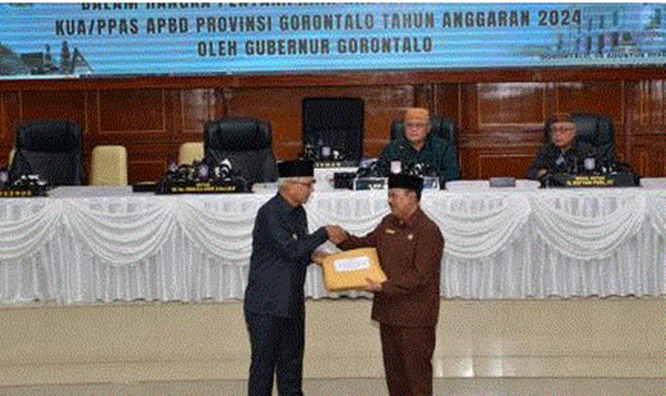 Pj. Gubernur Gorontalo Rudy Salahuddin saat menyerahkan dokumen  nota pengantar   rancangan KUA dan PPAS Perubahan APBD-P Pemprov Gorontalo tahun 2024 kepada  Ketua DPRD Paris RA Jusuf. (Foto &ndash; Nova )