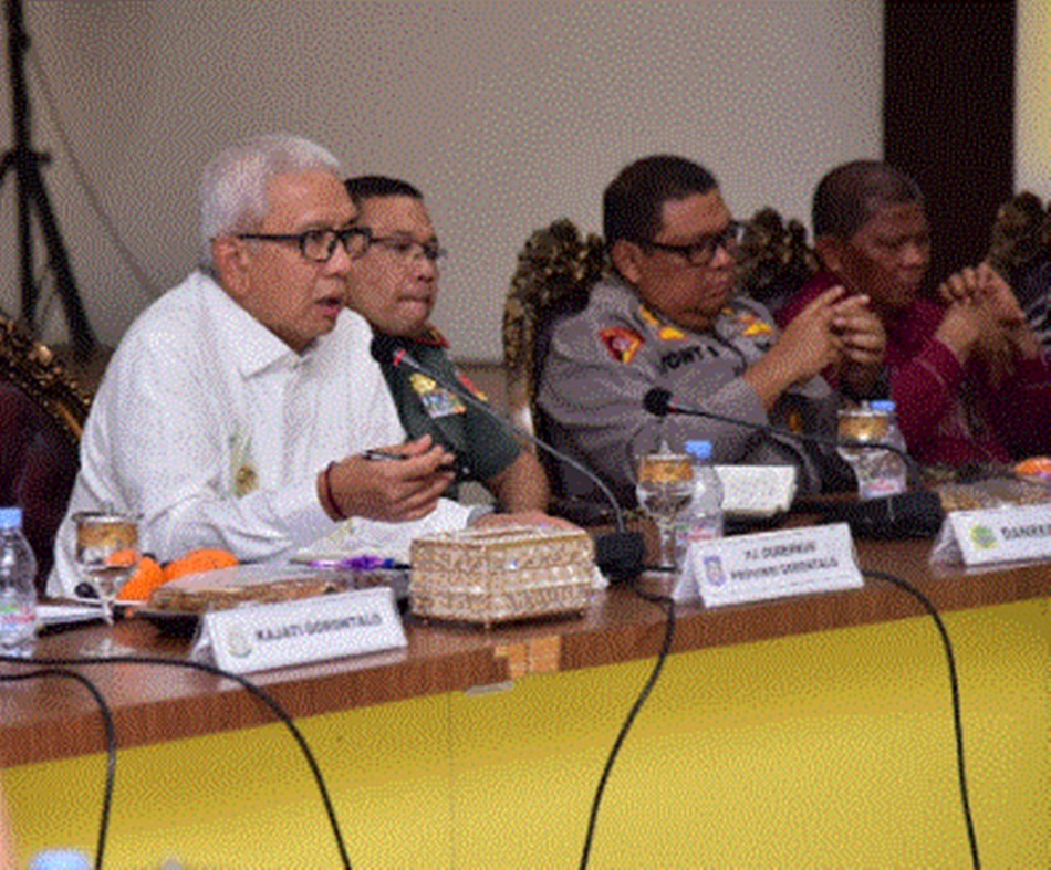Pj. Gubernur Gorontalo Rudy Salahuddin saat memimpin Rapat Forkopimda membahas isu-isu aktual di Provinsi Gorontalo, yang berlangsung di Aula Rujab  Gubernur. (Foto &ndash; Nova)