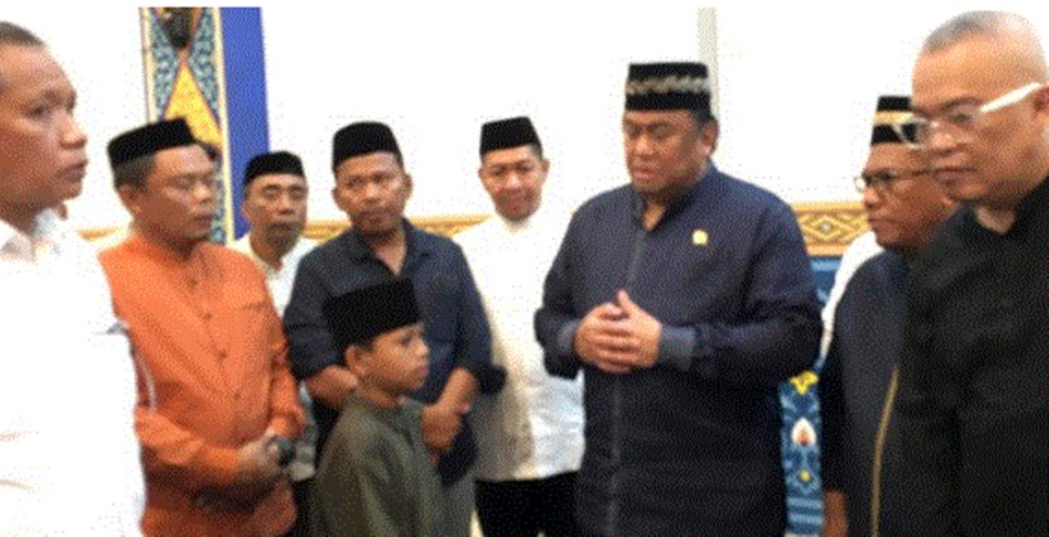 Wakil Ketua DPR RI Rachmat Gobel memberikan santunan kepada para korban Tanah   Longsor dan Banjir dalam kegiatan Tahlil dan Doa Bersama di Masjid Agung Baitul Haq Islamic Center Bonebol. (F.Indra)