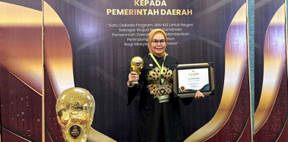 Bupati Bone Bolango, Merlan S. Uloli usai menerima piagam penghargaan UHC Award 2024, di The Krakatau Grand Ballroom, Taman Mini Indonesia Indah, Jakarta. (F.dok.istimewa)